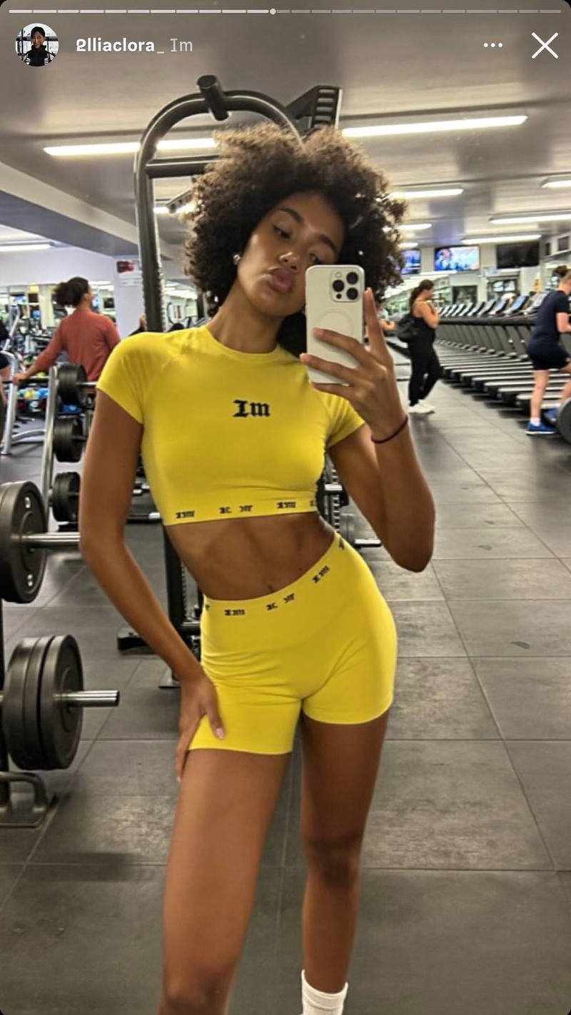 Mirror selfie - 1MIL THE BRAND yellow set in commercial gym